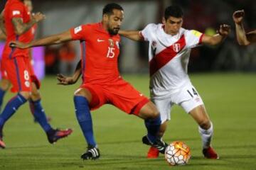 El jugador de la seleccion chilena Jean Beausejour, izquierda, disputa el balon con Irven Avila de Peru durante el partido valido por las clasificatorias al mundial de Rusia 2018 en el estadio Nacional de Santiago, Chile.