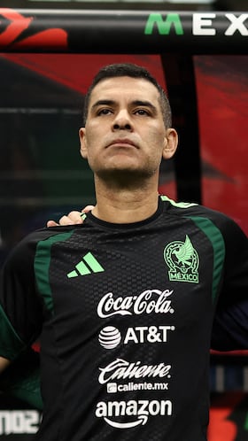 SAN ANTONIO, TEXAS - NOVEMBER 18: (L-R) Head coach assistant Rafael Marquez and head coach of Mexico Javier Aguirre stand for they national anthem before to the international friendly match between Mexico and Paraguay at Alamodome on November 18, 2025 in San Antonio, Texas. Omar Vega/Getty Images/AFP (Photo by Omar Vega / GETTY IMAGES NORTH AMERICA / Getty Images via AFP)