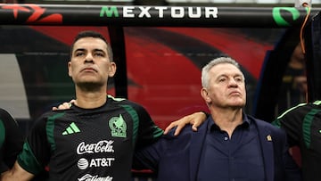 SAN ANTONIO, TEXAS - NOVEMBER 18: (L-R) Head coach assistant Rafael Marquez and head coach of Mexico Javier Aguirre stand for they national anthem before to the international friendly match between Mexico and Paraguay at Alamodome on November 18, 2025 in San Antonio, Texas. Omar Vega/Getty Images/AFP (Photo by Omar Vega / GETTY IMAGES NORTH AMERICA / Getty Images via AFP)