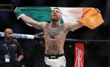 Conor McGregor celebra su victoria ante Eddie Alvarez en el UFC 205 con la bandera de Irlanda.