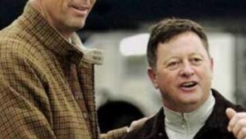 <b>SUERTE.</b> Lehman y Woosman se dan la mano tras la llegada del equipo americano al aeropuerto de Dublin donde se disputará la Ryder Cup.