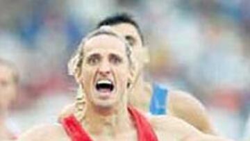 <b>TRIUNFAL. </b>Miguel Quesada, imponiéndose en los 800 metros.