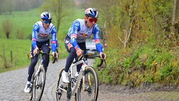 Evenepoel reconoce un tramo de pavés del Tour de Flandes.