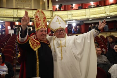 Asistentes disfrazados en el Teatro Real para vivir el Sorteo Extraordinario de Navidad de la Lotería Nacional.