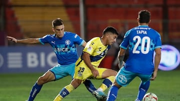 Futbol, Universidad Catolica vs Everton.
Cuarta fecha campeonato nacional.
El jugador de Universidad Catolica Guillermo Soto, izquierda, disputa el balon con Braian Martinez de Everton durante el partido de primera division realizado en el estadio Santa Laura en Santiago, Chile.
11/03/2024
Jonnathan Oyarzun/Photosport
Football, Universidad Catolica vs Everton.
4 th date, National Championship 2024.
Universidad Catolica’s player Guillermo Soto, left, vies for the ball against Braian Martinez of Everton during the first division match held at Santa Laura stadium in Santiago, Chile.
11/03/2024
Jonnathan Oyarzun/Photosport