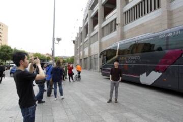 Numerosos aficionados se acercaron al estadio Vicente Calderón.