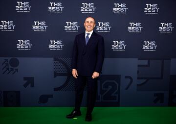 El exfutbolista italiano Fabio Cannavaro posa a su llegada a la ceremonia de los Best FIFA Football Awards 2022 en París .