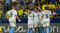 VILA-REAL (CASTELLÓN), 27/09/2023.- El defensa del Girona Éric García (3-d) celebra con sus compañeros tras marcar el 1-2 durante el encuentro de la jornada 7 de LaLiga EA Sports entre el Villarreal CF y el Girona FC en el Estadio de la Cerámica, este miércoles en Vila-real. EFE/ Andreu Esteban
