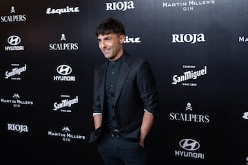 El Mago Pop atiende a los medios en el posado de la gala de entrega de los Premios Hombres del A?o Esquire en el Casino de Madrid.