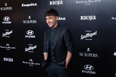El Mago Pop atiende a los medios en el posado de la gala de entrega de los Premios Hombres del Año Esquire en el Casino de Madrid.