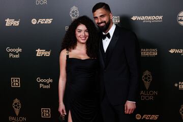 El portero georgiano del Valencia, Giorgi Mamardashvili, y su esposa Elene Epitashvili posan a su llegada para asistir a la ceremonia de entrega del Balón de Oro 2024 de France Football.