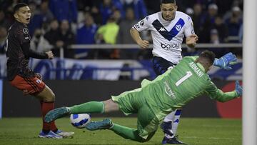 Velez Sarsfield's Abiel Osorio and River Plate's goalkeeper Franco Armani vie for the ball during their Copa Libertadores football tournament round of sixteen all-Argentine first leg match, at the Jos� Amalfitani stadium in Buenos Aires, on June 29, 2022. (Photo by JUAN MABROMATA / AFP)