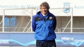 <b>AMBICIÓN. </b>Pellegrini observa a sus futbolistas durante un entrenamiento en el Ciudad de Málaga.
