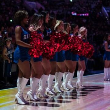 Los Sixers rindieron homenaje a Allen Iverson haci¨¦ndole entrega de la chaqueta especial que le reconoce como miembro del Sal¨®n de la Fama.
