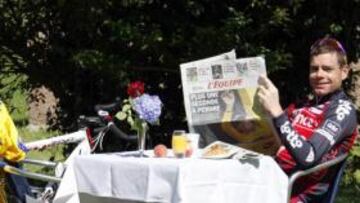 <b>DESCANSO DEL GUERRERO. </b>Cadel Evans, líder de la carrera, posa con un desayuno muy francés y con el periódico oficial del Tour de Francia, L'Équipe.