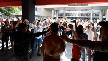 Sevillistas en Nervión.