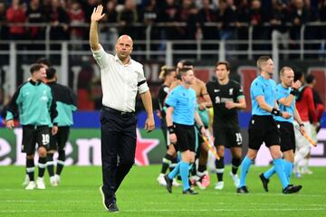 El director técnico neerlandés arranca de gran manera la época post Jürgen Klopp y lo celebra con una contundente victoria desde el mítico San Siro. (Photo by PIERO CRUCIATTI / AFP)