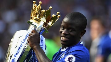 El centrocampista franc&eacute;s del Chelsea, N&#039;Golo Kant&eacute;, con el t&iacute;tulo de la Premier League.