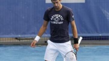 <b>CON CUIDADO. </b>Djokovic se quejó ayer de que la pista resbalaba.