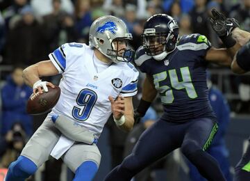 Matthew Stafford estuvo muy presionado en los primeros drives. Aquí le vemos perseguido por Bobby Wagner.