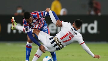 AMDEP696. LIMA (PERÚ), 18/05/2022.- Jairo Concha (d) de Alianza disputa un balón con Marcelo Benevenuto de Fortaleza hoy, en un partido de la Copa Libertadores entre Alianza Lima y Fortaleza en el estadio Nacional en Lima (Perú). EFE/Paolo Aguilar