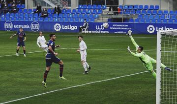 Huesca 1-0 Real Madrid | Contra del Huesca que acabó con un centro de Okazaki que recibió muy solo Galán en la frontal y disparó con mucha potencia para ajustar el balón al palo largo lejos del alcance de Courtois.