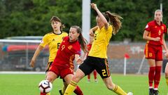 La delantera espa&ntilde;ola Claudia Pina (i) en una acci&oacute;n ofensiva ante la defensa belga Sari Kees (d) durante el partido este martes de la UEFA Eurocopa 2018/19 femenina sub-19 Espa&ntilde;a-B&eacute;lgica que se celebra en el estadio Forthbank 