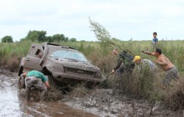 El piloto español Xavier Pons (Ford) y su copiloto Adrian Ricardo Torlaschi quedan atascados en el barro y reciben ayuda de espectadores.