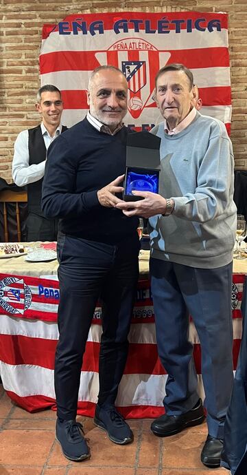 Tomás Reñones entregando a Fernando Borreguero la placa como presidente de honor de La Flor de Entrevías. 