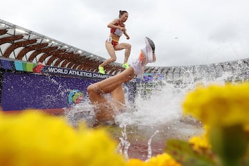 Lea Meyer, del equipo de Alemania, cae en el obstáculo de agua durante las eliminatorias de la carrera de obstáculos de 3000 metros femeninos en el segundo día del Campeonato Mundial de Atletismo Oregon 2022. 