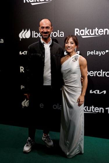 Sandra Sánchez posando con Jesús Mínguez, redactor jefe del Diario AS.