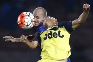 El jugador de Universidad de Chile, Gustavo Lorenzetti, izquierda, disputa el balon con Alejandro Camargo de Universidad de Concepcion durante el partido de primera division en el estadio Nacional.