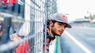 Carlos Sainz por fin deja atrás el año de los mil problemas