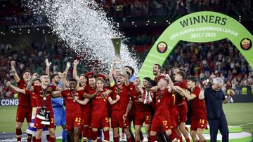 TIRANA - Players and AS Roma coach Jose Mourinho (R) with the cup after the UEFA Conference League final match between AS Roma and Feyenoord at the Arena Kombetare on May 25, 2022 in Tirana, Albania. ANP PIETER STAM DE YOUNG (Photo by ANP via Getty Images)