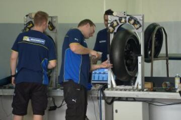 Mecánicos de Michelín inspeccionan los neumáticos en la segunda jornada de los test de Sepang.