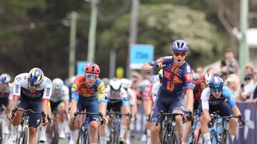El ciclista danés Tobias Lund Andresen celebra su victori en la Surf Coast Classic