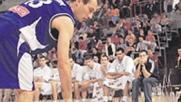 <b>ABATIDO. </b>Hervelle cayó al suelo y se mantuvo inmóvil varios segundos. Alarmó a compañeros y rivales.