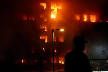 Un incendio de grandes dimensiones arrasa un edificio de 14 plantas generando una gran columna  de fuego y una densa humareda dificultano a los bomberos las labores de extición.