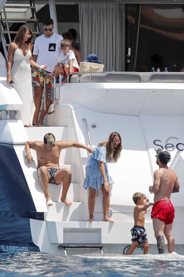 La familia Messi-Roccuzzo disfruta de unas id¨ªlicas vacaciones a bordo de un c¨®modo barco por las costas de las Islas Pitiusas.
