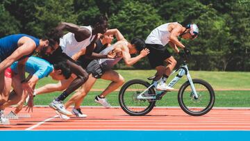 Tomomi Nishikubo con su bici de MTB corriendo por una pista de atletismo con varios corredores detr&aacute;s para su proyecto Bike Pentathlon en Tomakomai, Jap&oacute;n, el 14 de julio del 2021. 