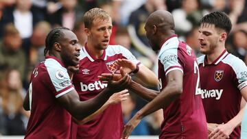 Soccer Football - Premier League - Newcastle United v West Ham United - St James' Park, Newcastle, Britain - August 15, 2021 West Ham United's Michail Antonio celebrates scoring their fourth goal with teammates REUTERS/Scott Heppell EDITORIAL U