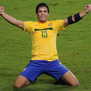 Fue goleador y Campeón del Mundo Sub 20 con Brasil en Colombia 2011. Si bien marcó más de 30 goles en el Brasileirao, el delantero de 30 años hoy está sin club. Pasó por Botafogo, Sao Paulo, Bahia y Gremio, entre otros. La última camiseta que defendió fue la de Goiás. 