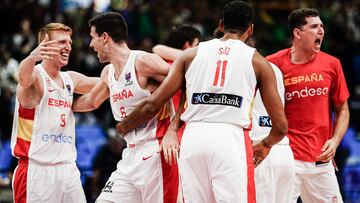 Los jugadores de la Selección española de baloncesto celebran el pase a cuartos de final del Eurobasket 2022 tras ganar a Lituania en octavos