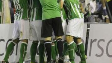 <b>VESTUARIO UNIDO. </b>Los futbolistas de Pepe Mel celebraron de esta manera el ascenso virtual del Betis a Primera División.