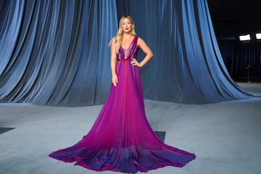 Hilary Duff posa en la alfombra roja de la Academy Museum Gala de Hollywood.