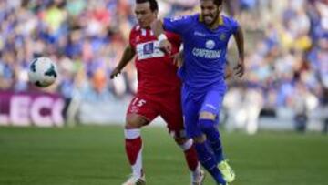 Lafita pugna por llevarse el balón