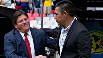 Miguel Herrera e Ignacio Ambriz, los únicos entrenadores mexicanos campeones en los últimos 10 años.