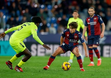 Con permiso del Comandante Morales, Carlos Álvarez empezó de alférez provisional la temporada y puede acabar como capitán con mando en plaza. Es un placer ver como se mueve a sus anchas en el césped y que muchas de sus genialidades las aprovechan sus compañeros.