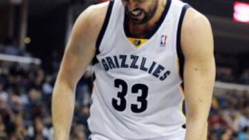 Marc Gasol se resiente de su rodilla tra sufrir un choque con Jeff Ayres.