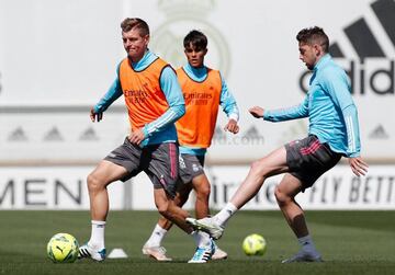 Kroos se escapa de Valverde durante el último entrenamiento del Madrid.